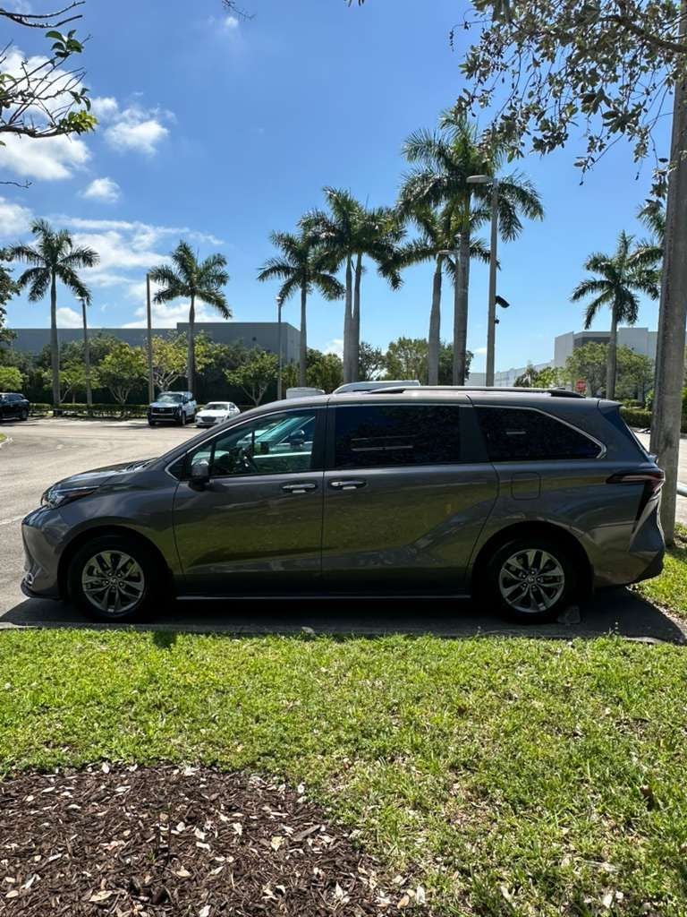 2024 Toyota Sienna XLE 8 Passenger