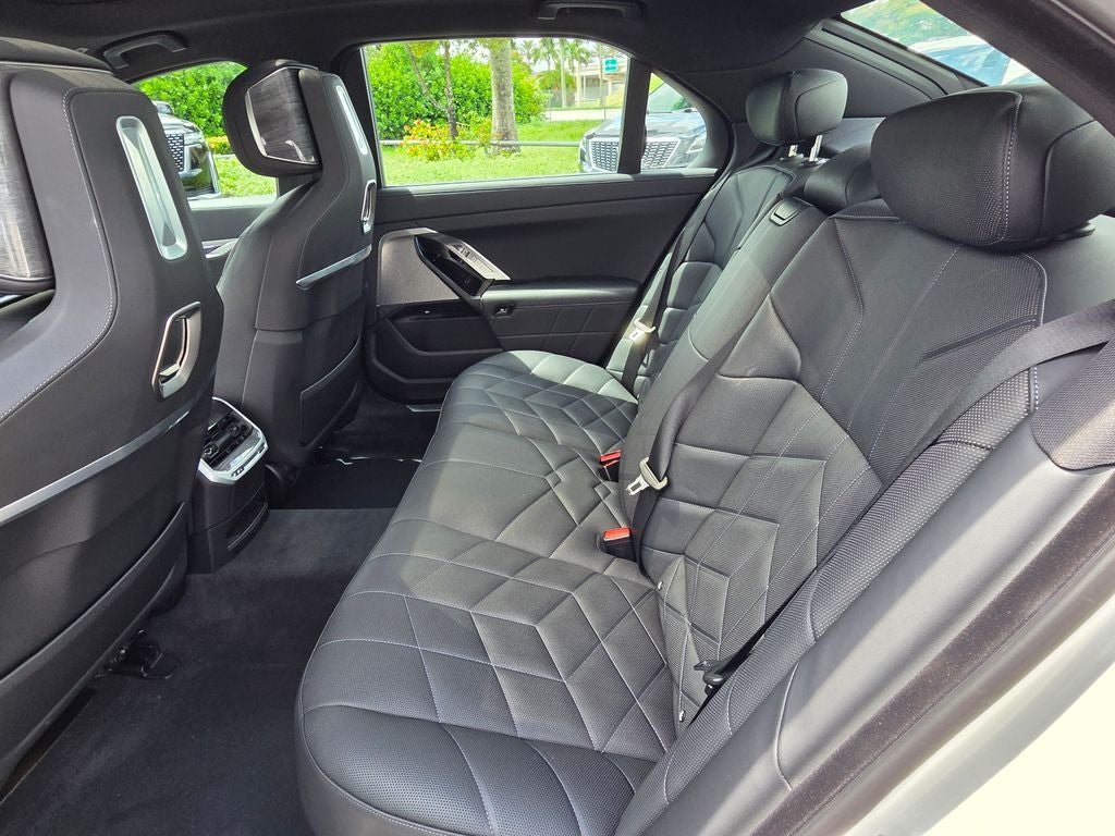 2025 BMW 7 Series 740i