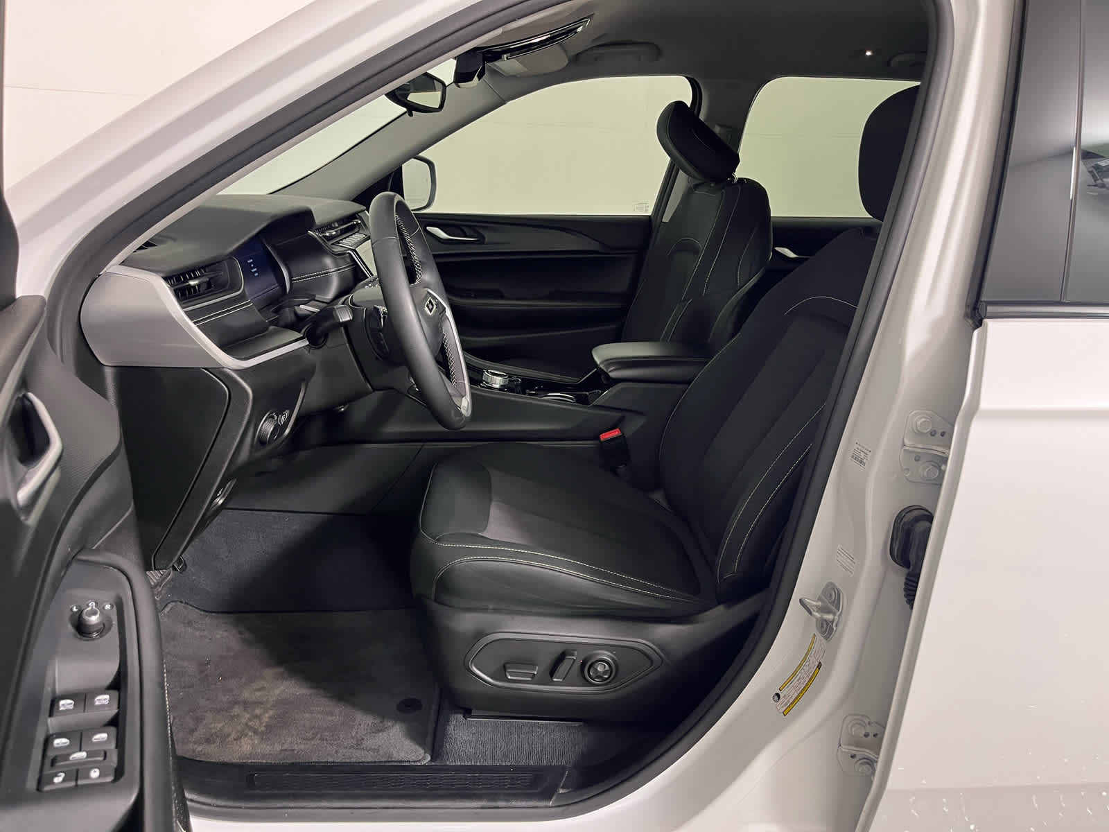 2023 Jeep Grand Cherokee Laredo 4x2