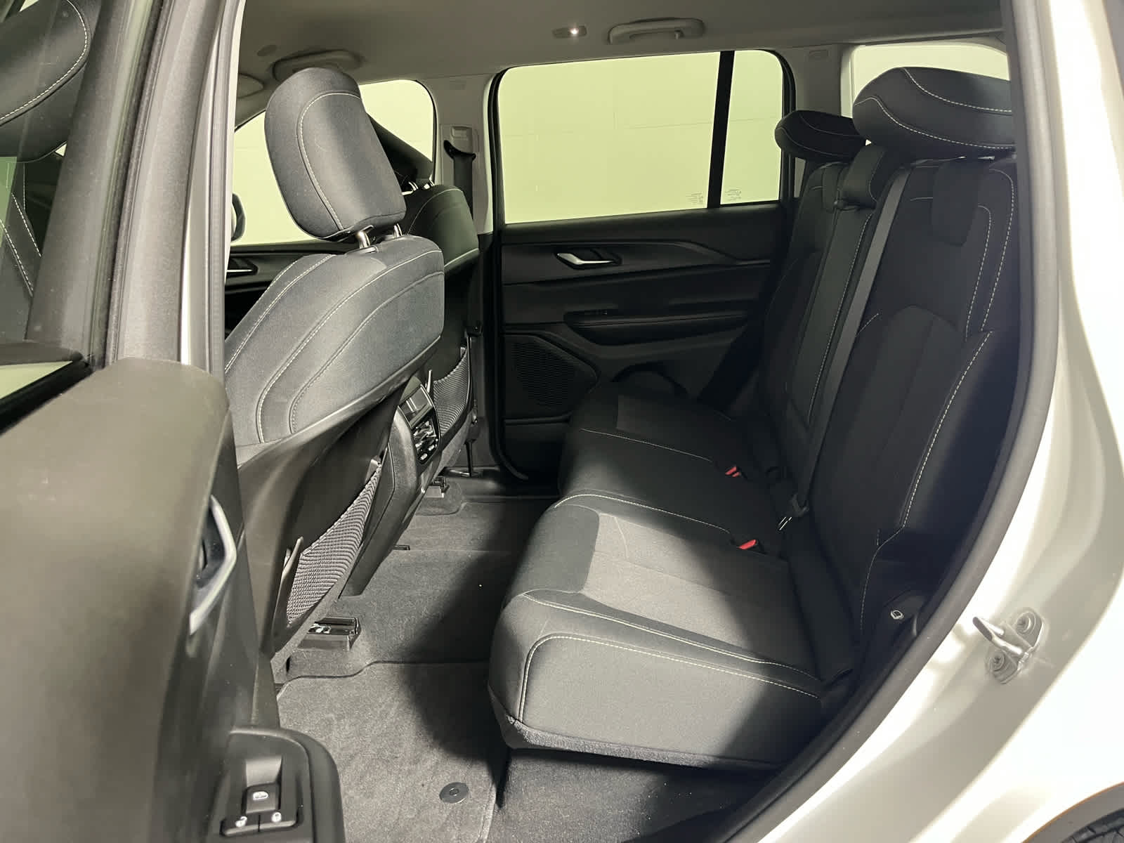 2023 Jeep Grand Cherokee Laredo 4x2