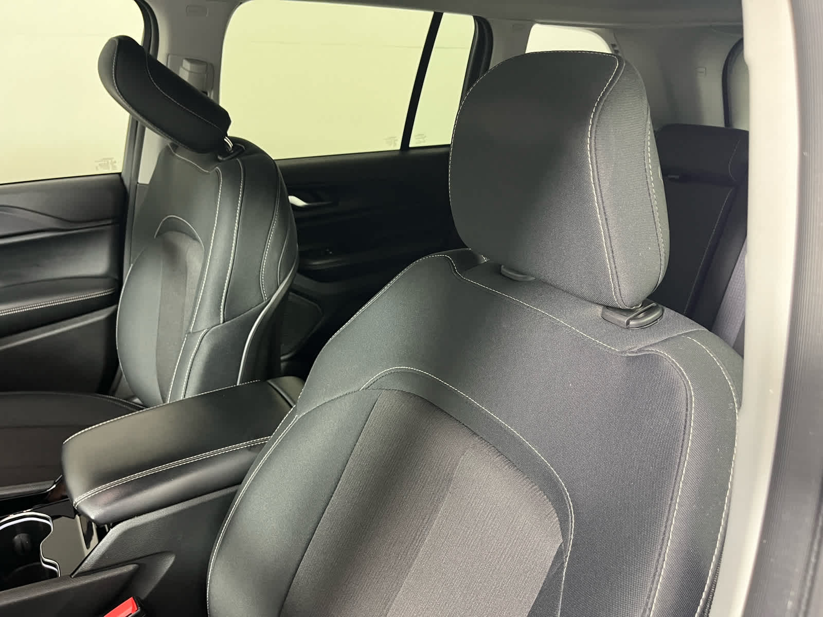 2023 Jeep Grand Cherokee Laredo 4x2