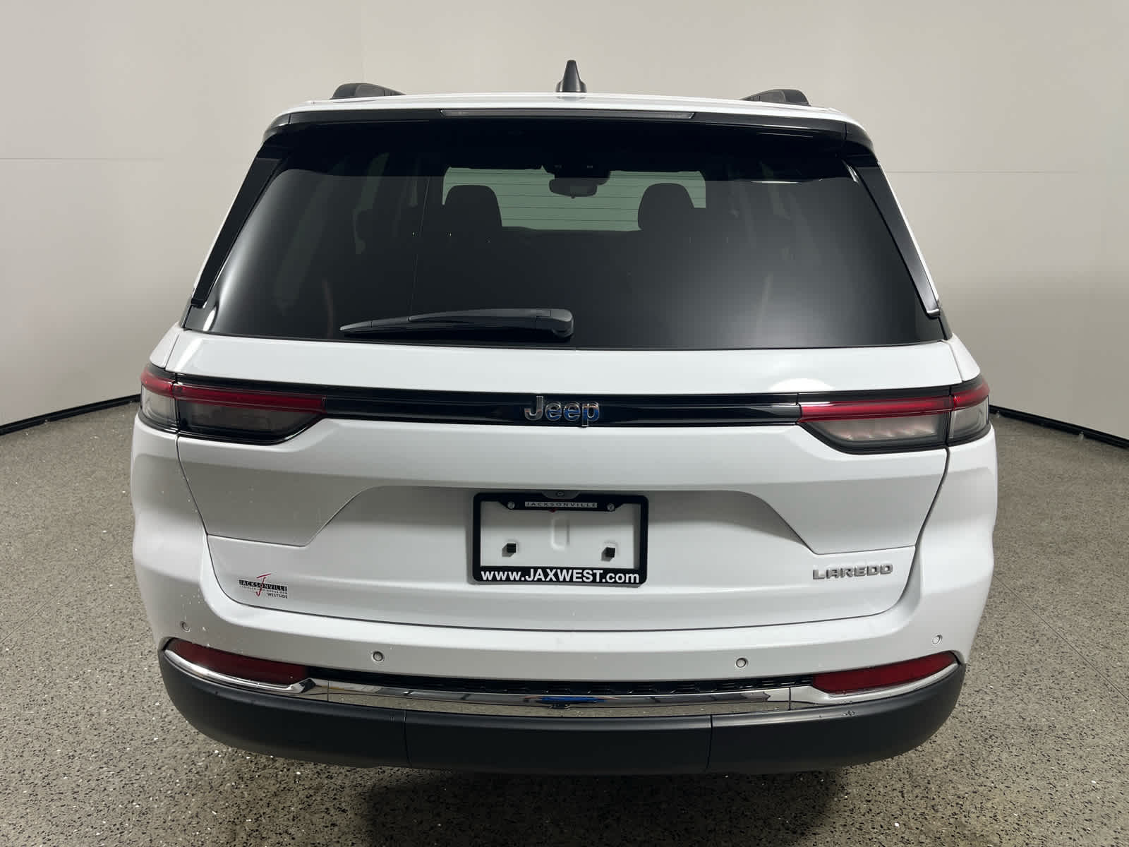 2023 Jeep Grand Cherokee Laredo 4x2