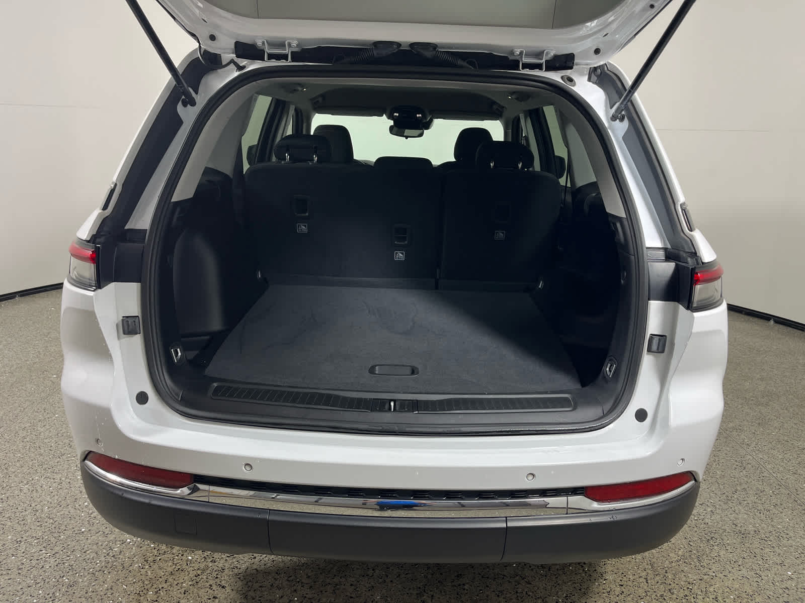 2023 Jeep Grand Cherokee Laredo 4x2