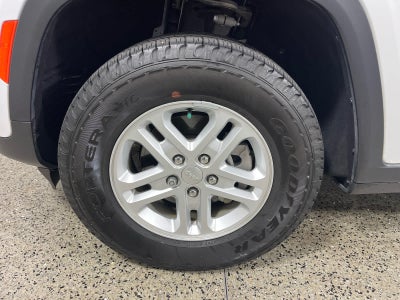 2023 Jeep Grand Cherokee Laredo 4x2