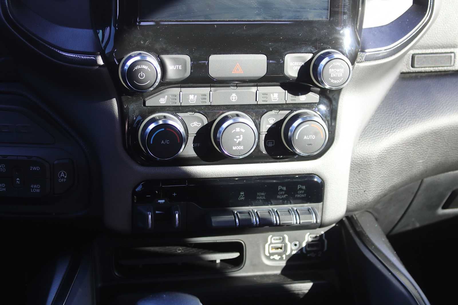 2022 RAM 1500 Laramie Crew Cab 4x4 5'7' Box