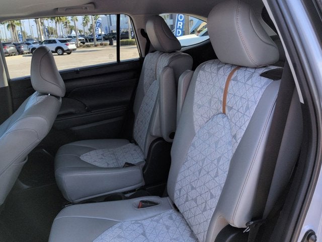 2022 Toyota Highlander Hybrid Bronze Edition