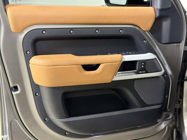 2023 Land Rover Defender SE