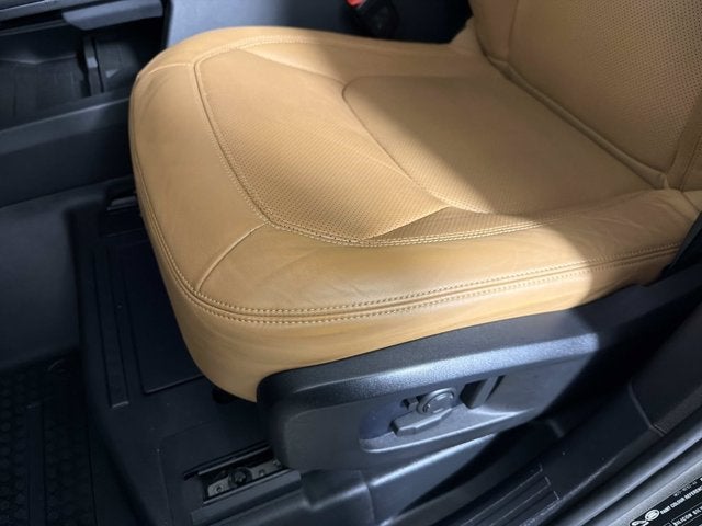 2023 Land Rover Defender SE