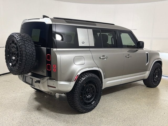 2023 Land Rover Defender SE
