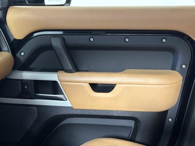 2023 Land Rover Defender SE