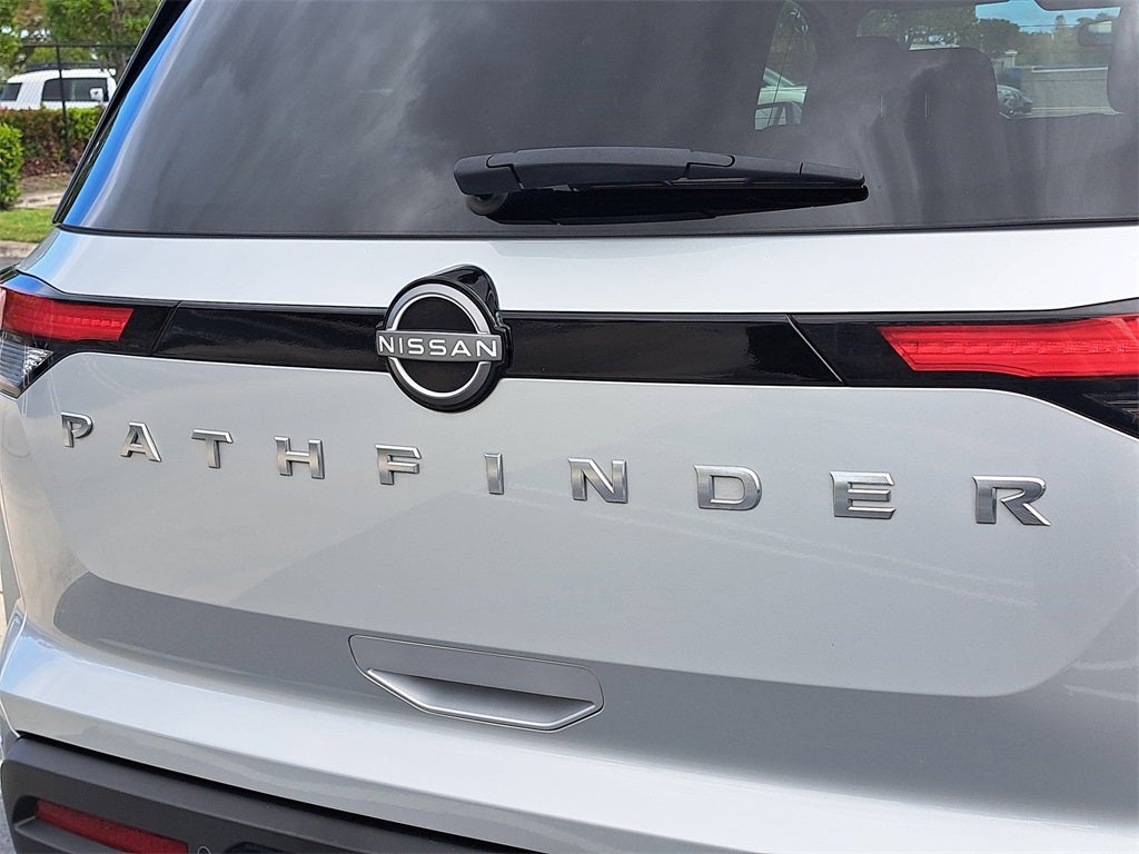 2025 Nissan Pathfinder SV