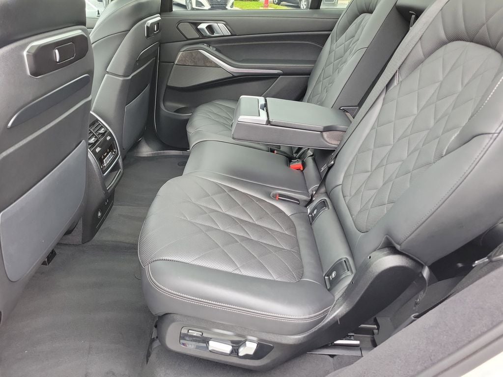 2025 BMW X7 xDrive40i M