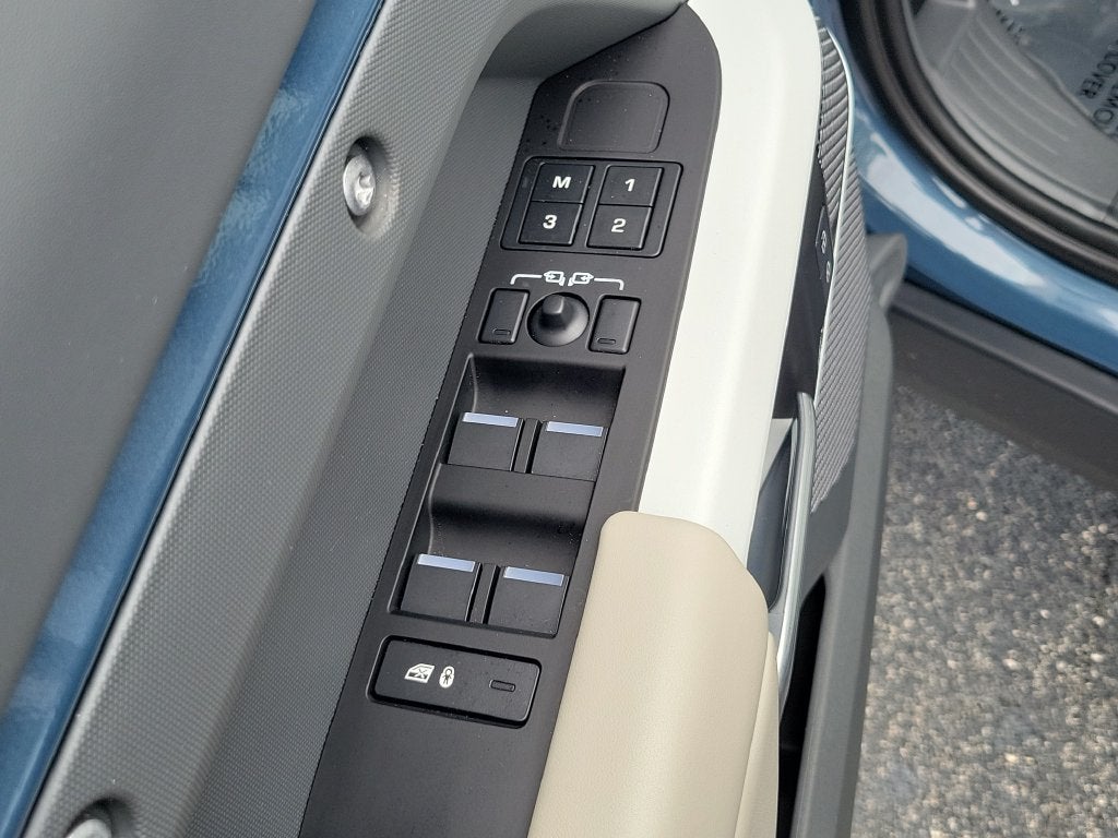 2024 Land Rover Defender SE