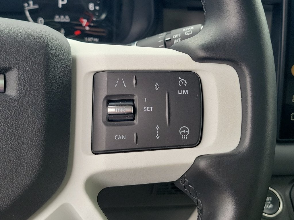 2024 Land Rover Defender SE