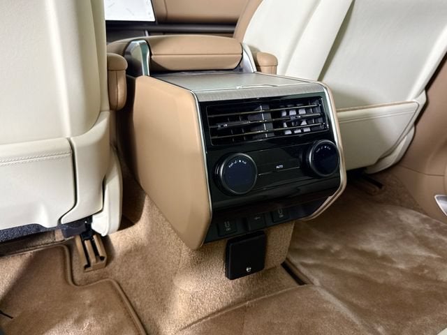 2026 Land Rover Range Rover SV
