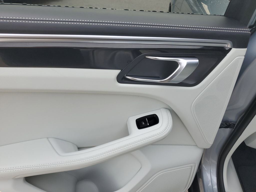 2023 Porsche Macan Base