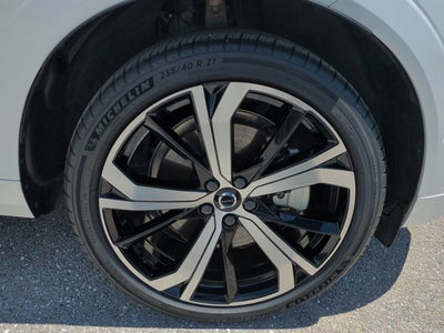 2024 Volvo XC60 Recharge Plug-In Hybrid Ultimate Dark Theme