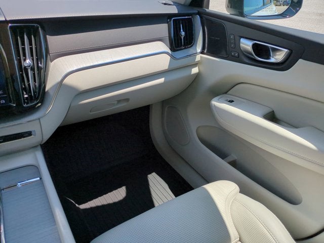 2024 Volvo XC60 Recharge Plug-In Hybrid Ultimate Dark Theme