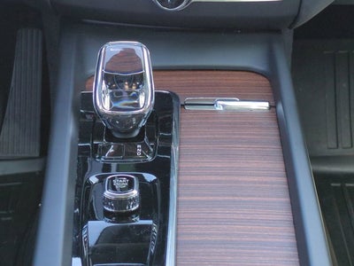 2023 Volvo XC60 Ultimate Bright Theme