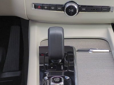 2023 Volvo XC60 Plus Dark Theme