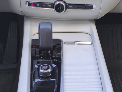 2024 Volvo XC60 Core Dark Theme