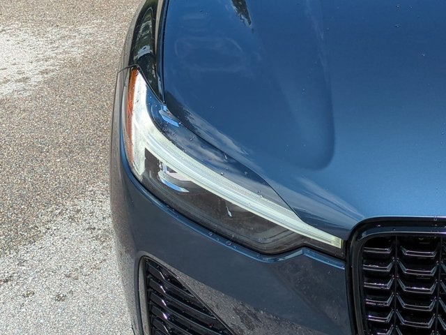2024 Volvo XC60 Core Dark Theme