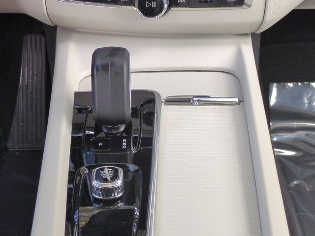 2024 Volvo XC60 Core Dark Theme