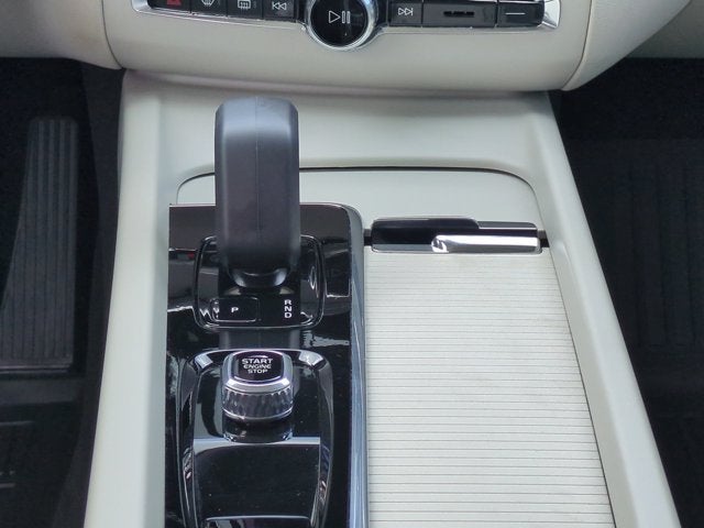 2024 Volvo XC60 Core Dark Theme