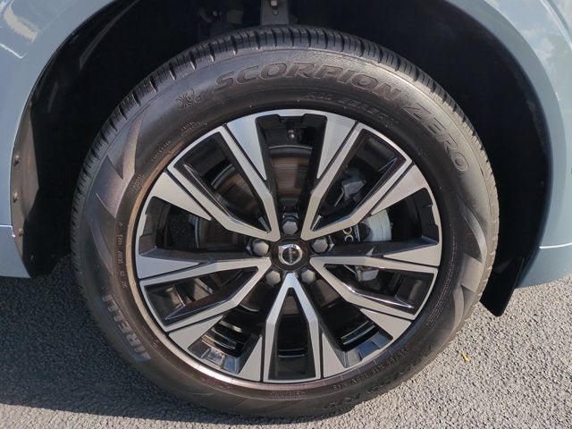 2024 Volvo XC60 Plus Dark Theme