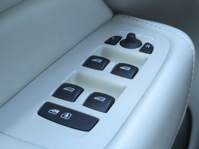 2024 Volvo XC60 Plus Dark Theme