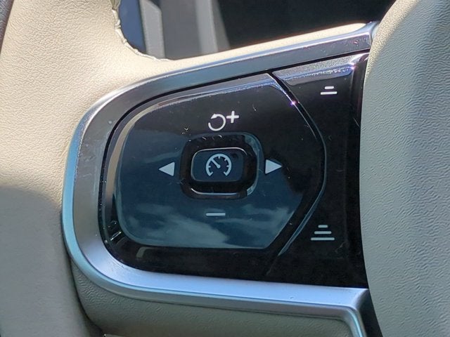 2023 Volvo XC60 Plus Dark Theme