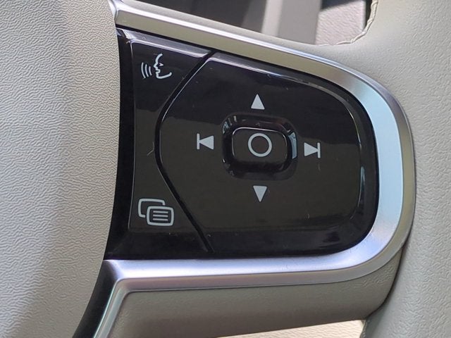 2023 Volvo XC60 Plus Dark Theme