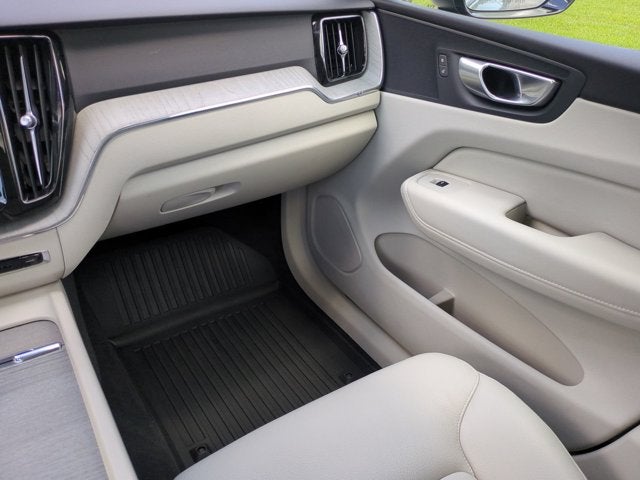 2024 Volvo XC60 Plus Dark Theme