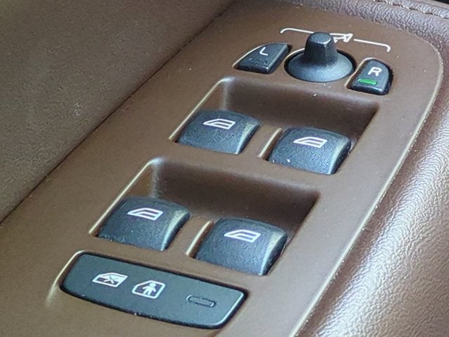 2024 Volvo XC60 Plus Dark Theme