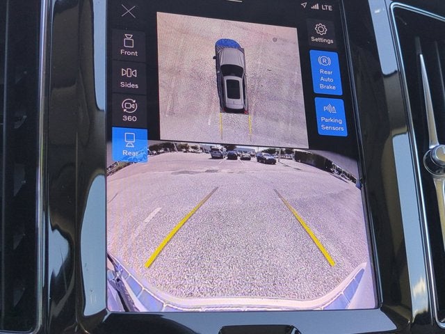2024 Volvo XC60 Plus Dark Theme
