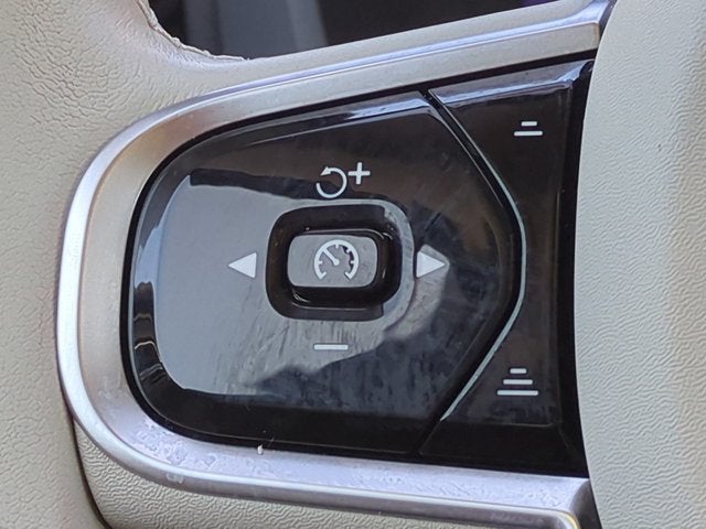 2024 Volvo XC60 Plus Dark Theme