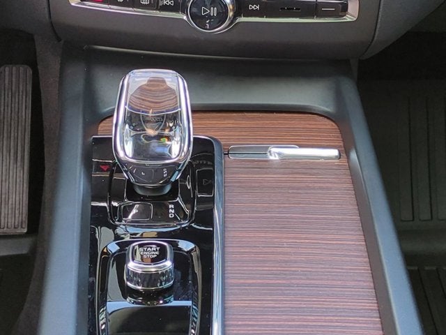 2024 Volvo XC60 Ultimate Dark Theme