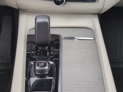 2023 Volvo XC60 Plus Dark Theme