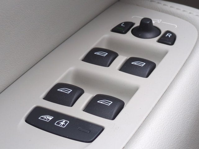 2023 Volvo XC60 Plus Dark Theme
