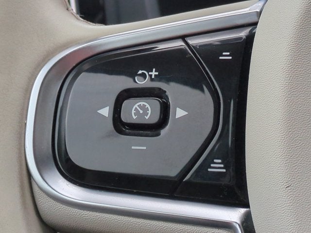2023 Volvo XC60 Plus Dark Theme
