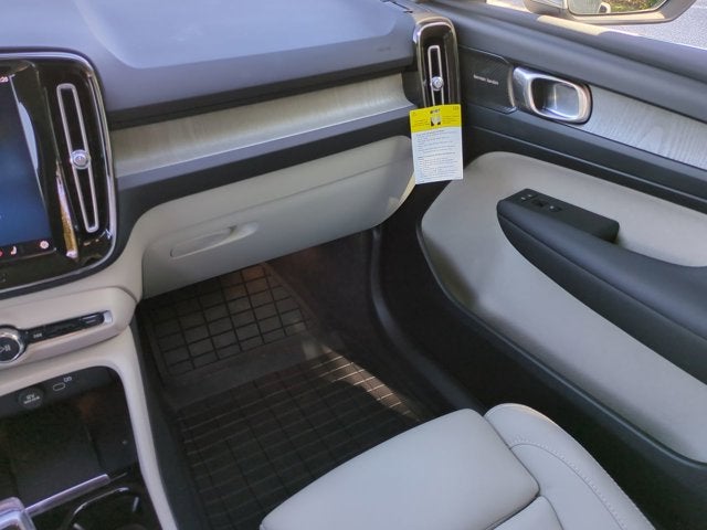 2023 Volvo XC40 Ultimate Bright Theme