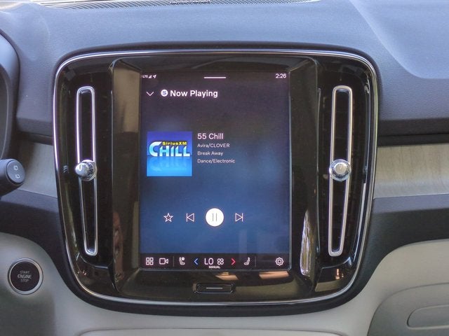 2023 Volvo XC40 Ultimate Bright Theme