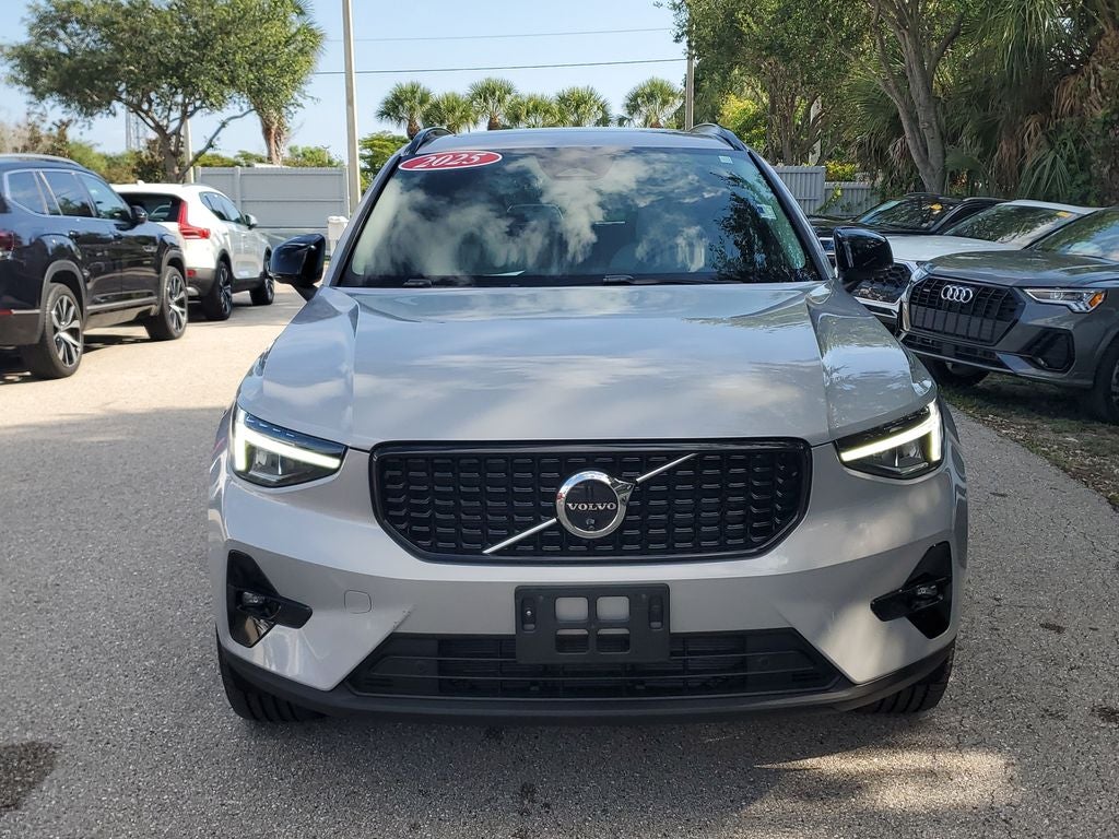 2025 Volvo XC40 B5 Plus Dark Theme