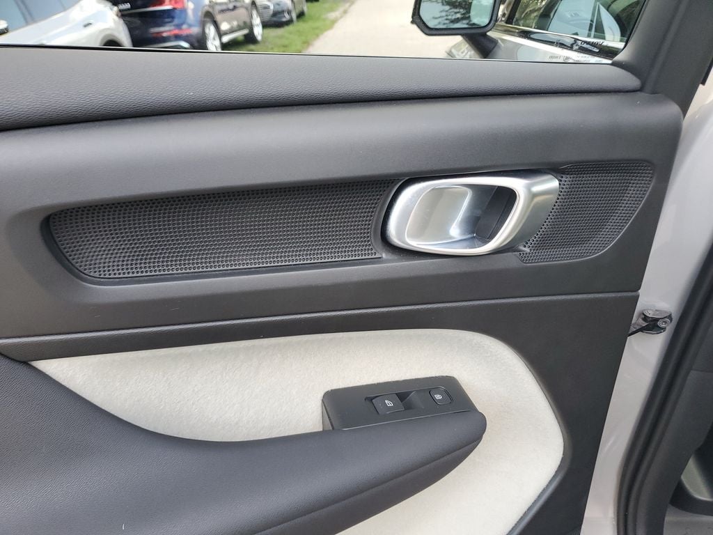 2025 Volvo XC40 B5 Plus Dark Theme
