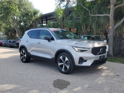 2025 Volvo XC40 B5 Plus Dark Theme