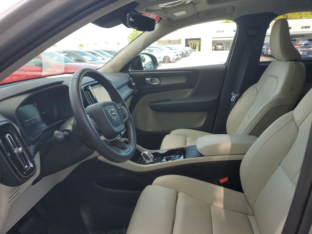 2025 Volvo XC40 B5 Plus Dark Theme