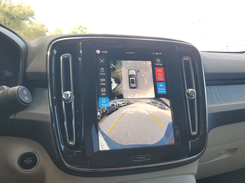 2025 Volvo XC40 B5 Plus Dark Theme