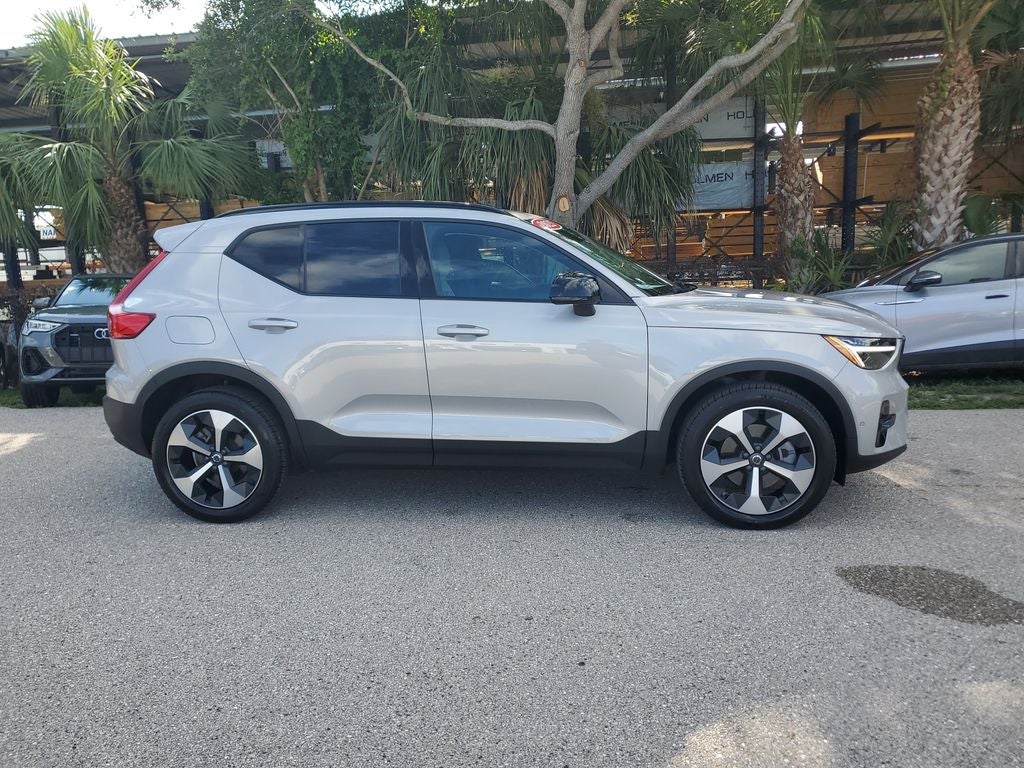 2025 Volvo XC40 B5 Plus Dark Theme