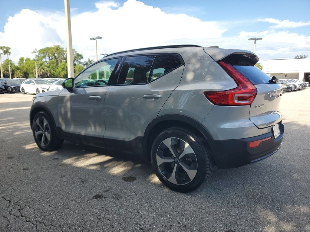 2025 Volvo XC40 B5 Plus Dark Theme