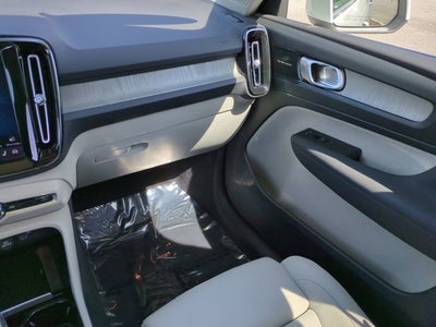2024 Volvo XC40 Plus Bright Theme